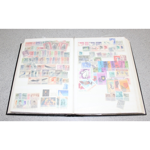 555 - Stamps - World in 64 page stockbook, (1000s)