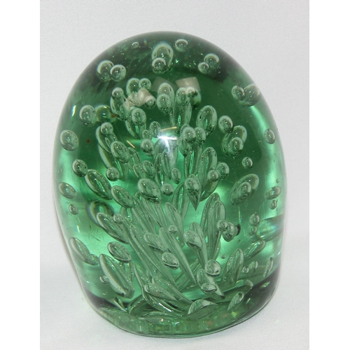 1658 - A classic style 19th century Victorian green glass dump paperweight with bubble design, approx 10cm ... 