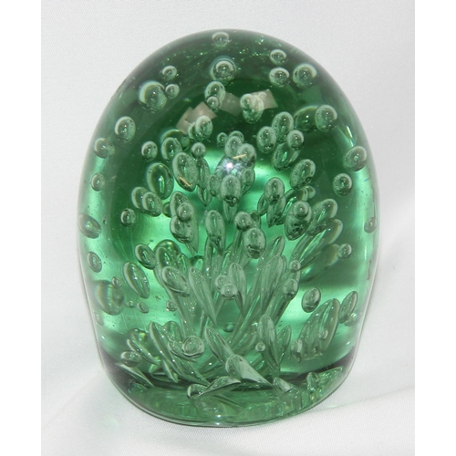 1658 - A classic style 19th century Victorian green glass dump paperweight with bubble design, approx 10cm ... 