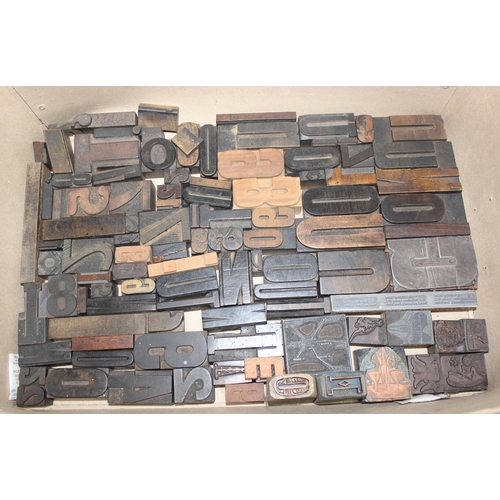 1660 - A large qty of vintage wooden and metal printers blocks