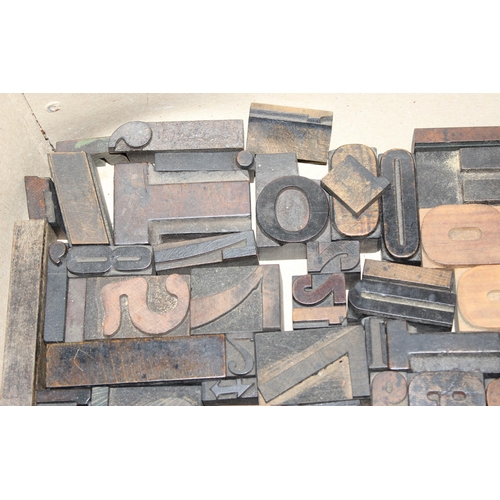 1660 - A large qty of vintage wooden and metal printers blocks