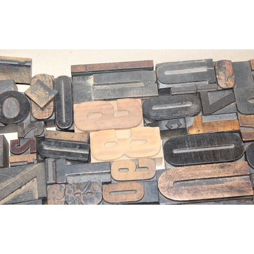 1660 - A large qty of vintage wooden and metal printers blocks