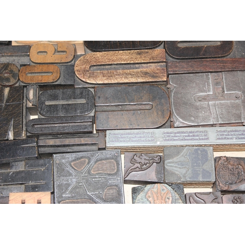 1660 - A large qty of vintage wooden and metal printers blocks