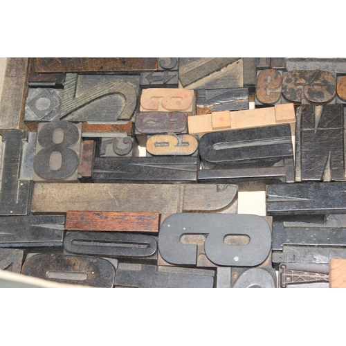 1660 - A large qty of vintage wooden and metal printers blocks