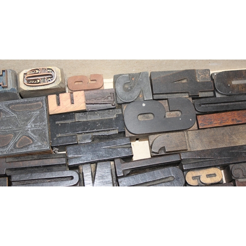 1660 - A large qty of vintage wooden and metal printers blocks