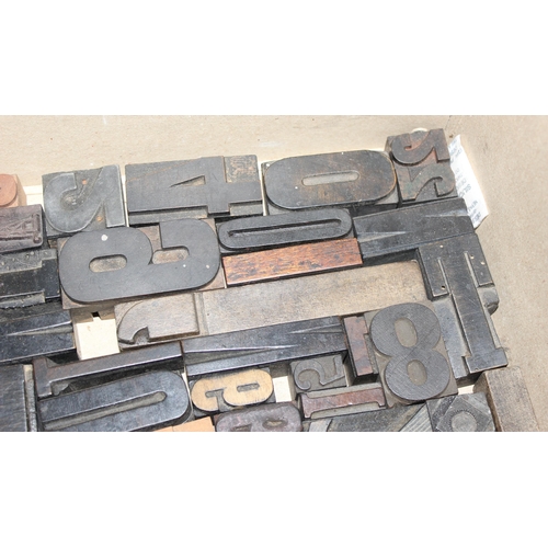 1660 - A large qty of vintage wooden and metal printers blocks