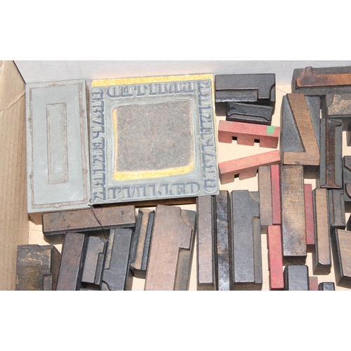 1661 - A large qty of vintage wooden printers blocks