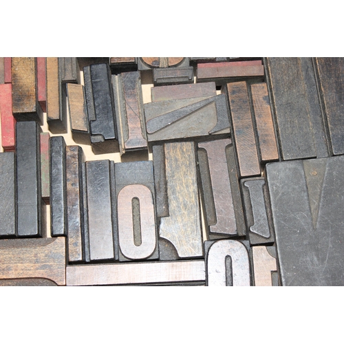 1661 - A large qty of vintage wooden printers blocks