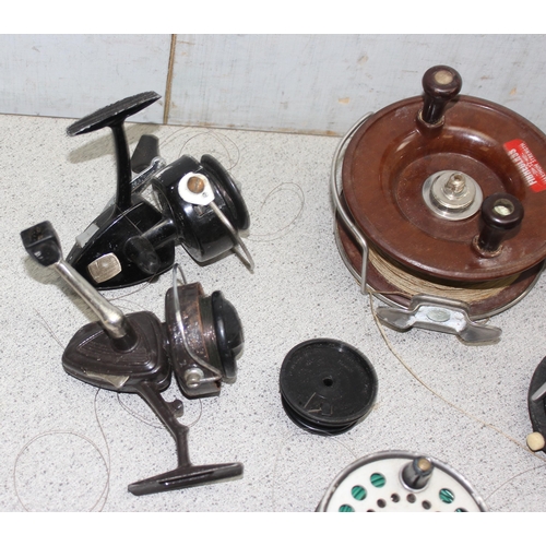 743 - Qty of assorted vintage fishing reels etc