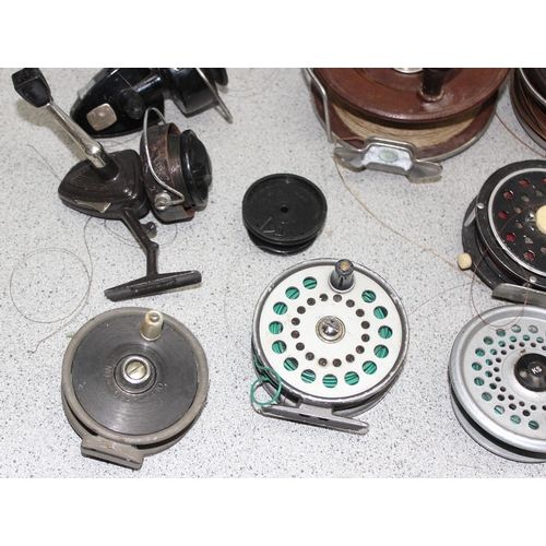 743 - Qty of assorted vintage fishing reels etc