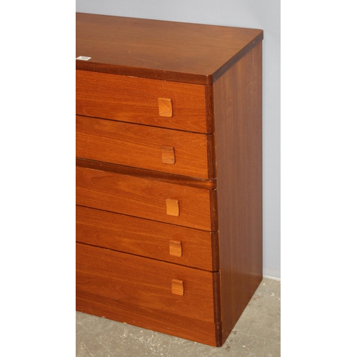 103 - A retro 5 drawer chest of drawers, likely by Stag but seemingly without label, approx 82cm wide x 44... 