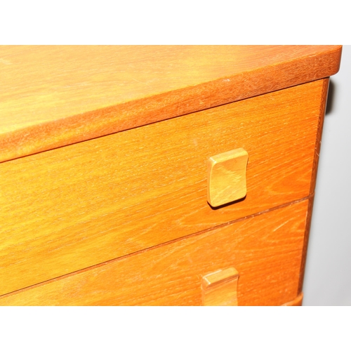 103 - A retro 5 drawer chest of drawers, likely by Stag but seemingly without label, approx 82cm wide x 44... 