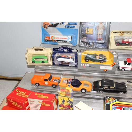 1540 - Large qty of vintage and later diecast toys and others