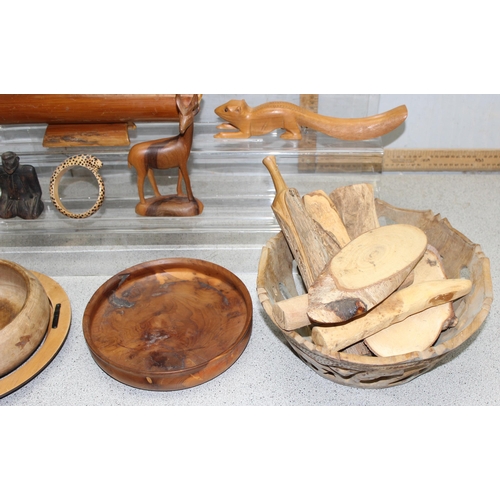 1782 - Box of mixed woodenware to incl turned Olive wood vase, animals, bowls etc