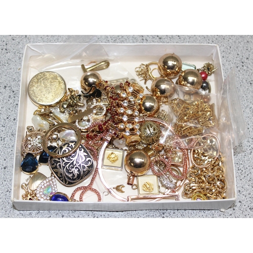 2353 - Qty of assorted gold plated jewellery