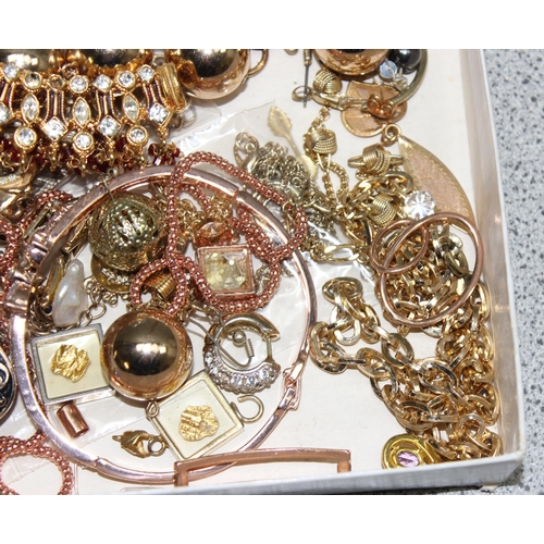 2353 - Qty of assorted gold plated jewellery