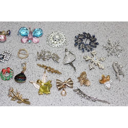 2356 - Qty of assorted vintage style costume jewellery brooches etc