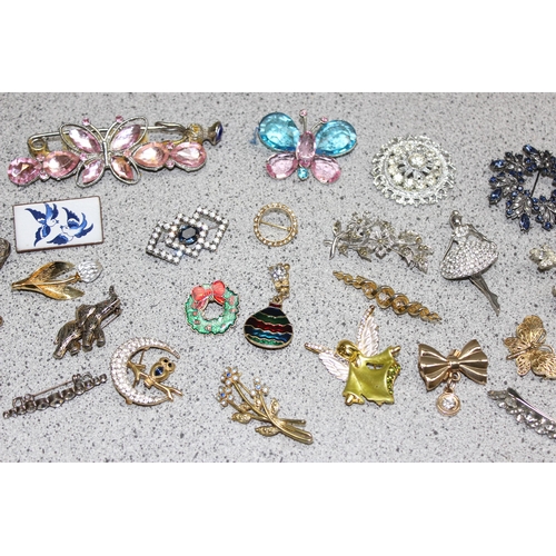 2356 - Qty of assorted vintage style costume jewellery brooches etc