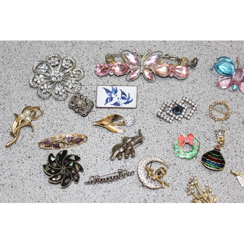 2356 - Qty of assorted vintage style costume jewellery brooches etc