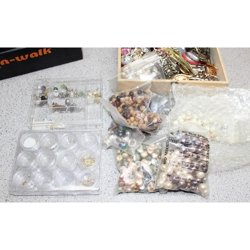 2357 - A large qty of assorted loose stones and other jewellery making odds (3 boxes)