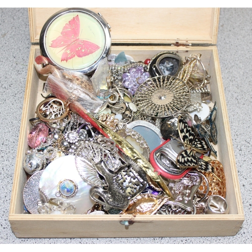 2357 - A large qty of assorted loose stones and other jewellery making odds (3 boxes)