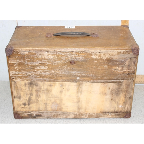 813 - Vintage engineers' tool chest stamped 'M&W' for Moore & Wright, with associated contents, approx 43c... 