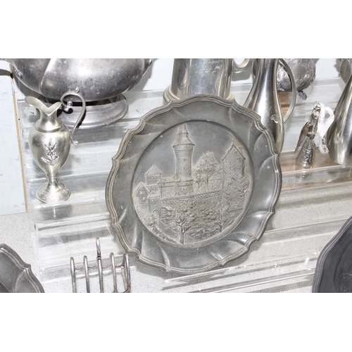 1070 - Qty of assorted antique and later items, mainly pewter, approx 7.2kg gross