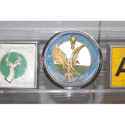 747 - 6 assorted vintage car badges and 2 vintage reflectors etc