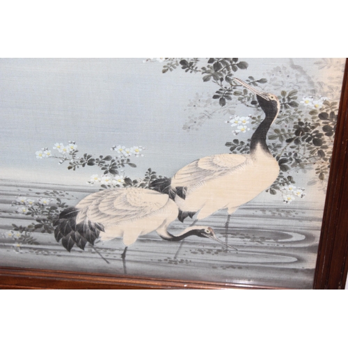 155 - An antique mahogany framed fire screen with a Japanese style hand painted on fabric scene of crane b... 