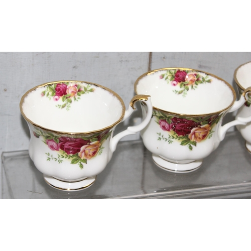 1606 - Royal Albert Old Country Roses, tea set with teapot, 6 person setting (5 side plates)