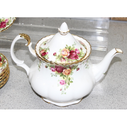 1606 - Royal Albert Old Country Roses, tea set with teapot, 6 person setting (5 side plates)