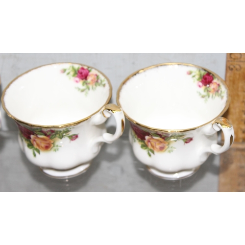 1606 - Royal Albert Old Country Roses, tea set with teapot, 6 person setting (5 side plates)