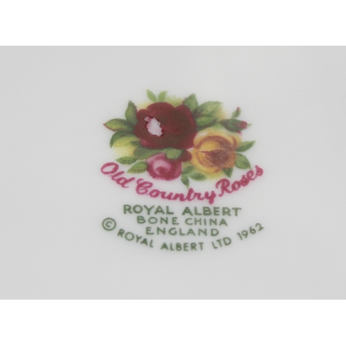 1606 - Royal Albert Old Country Roses, tea set with teapot, 6 person setting (5 side plates)