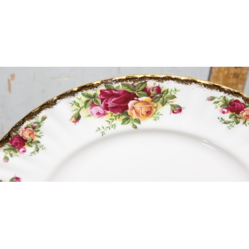 1607 - A set of 6 Royal Albert Old Country Roses pattern dinner plates, each approx 26cm in diameter