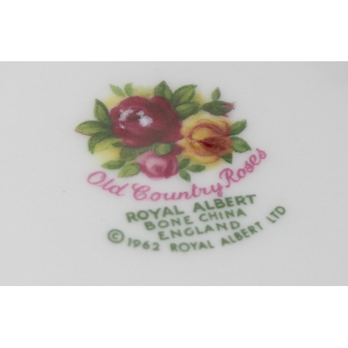 1607 - A set of 6 Royal Albert Old Country Roses pattern dinner plates, each approx 26cm in diameter