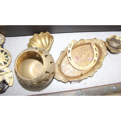 1701 - Qty of mixed metalware to include horse brasses, Fire surround and other small items