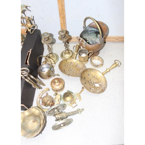 1701 - Qty of mixed metalware to include horse brasses, Fire surround and other small items