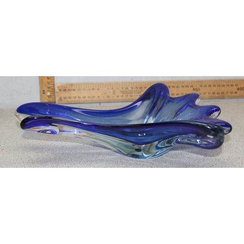 1710 - 3 heavy retro art glass bowls and a pair of Murano glass figures (5)