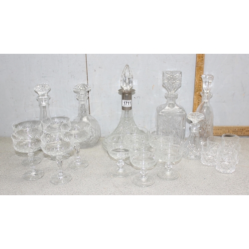 1711 - A large qty of assorted crystal and cut glass to include whisky tumblers and decanters etc