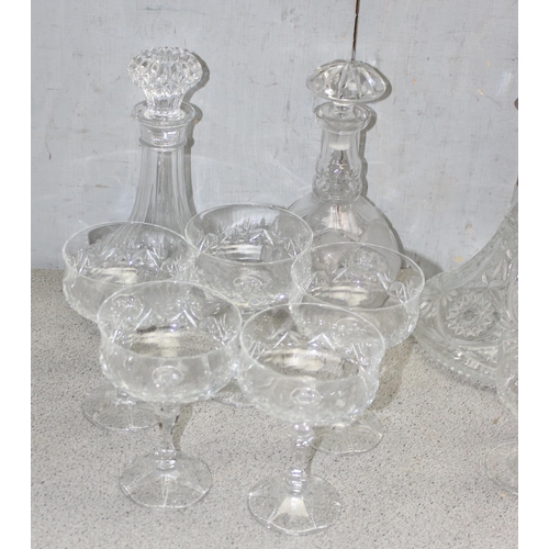 1711 - A large qty of assorted crystal and cut glass to include whisky tumblers and decanters etc