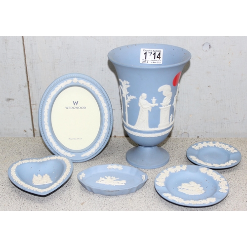 1714 - Qty of assorted Wedgwood jasperware items to inc a picture frame and a large fluted vase