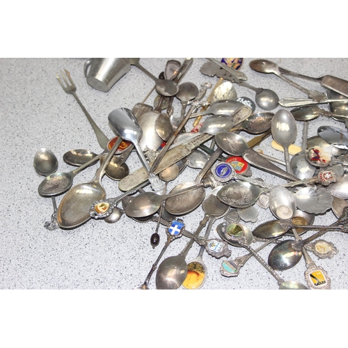 1090 - Qty of assorted silver and silver plate items to inc 2 silver coffee bean spoons, an antique silver ... 