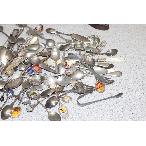 1090 - Qty of assorted silver and silver plate items to inc 2 silver coffee bean spoons, an antique silver ... 