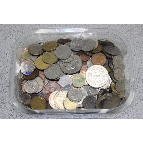 1251 - Qty of assorted mixed British and world coins, approx 2.5kg gross