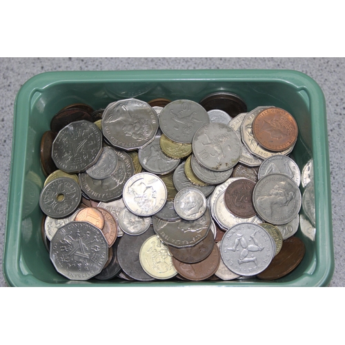 1253 - Qty of assorted mixed British and world coins, approx 1.8kg gross