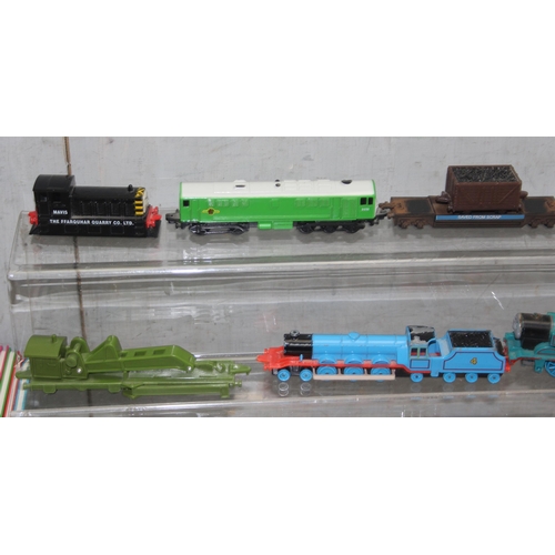 1569 - Collection of Thomas the Tank Engine model locomotives by Ertl & a qty. of Thomas the Tank Engine bo... 