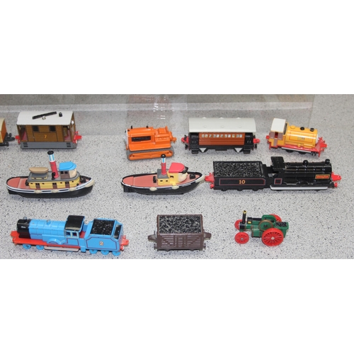 1569 - Collection of Thomas the Tank Engine model locomotives by Ertl & a qty. of Thomas the Tank Engine bo... 