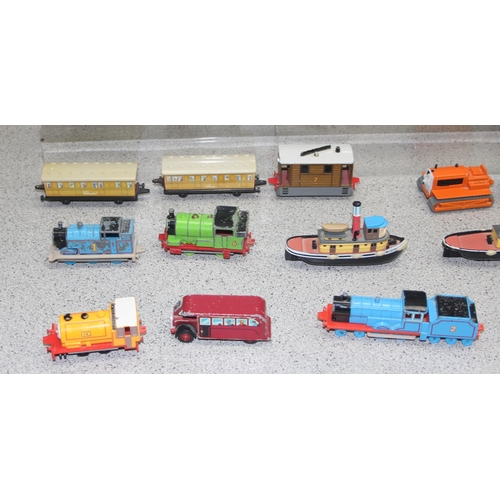 1569 - Collection of Thomas the Tank Engine model locomotives by Ertl & a qty. of Thomas the Tank Engine bo... 