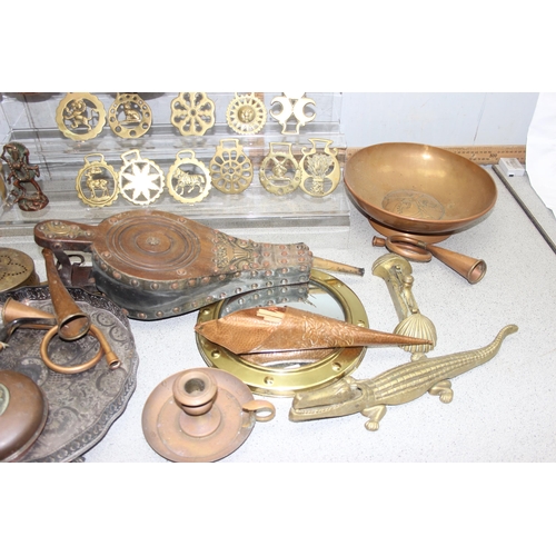 1808 - A large qty of assorted mixed metalware to inc brass, copper & silver plate, including a copper powd... 