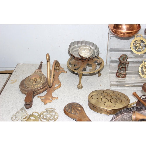 1808 - A large qty of assorted mixed metalware to inc brass, copper & silver plate, including a copper powd... 